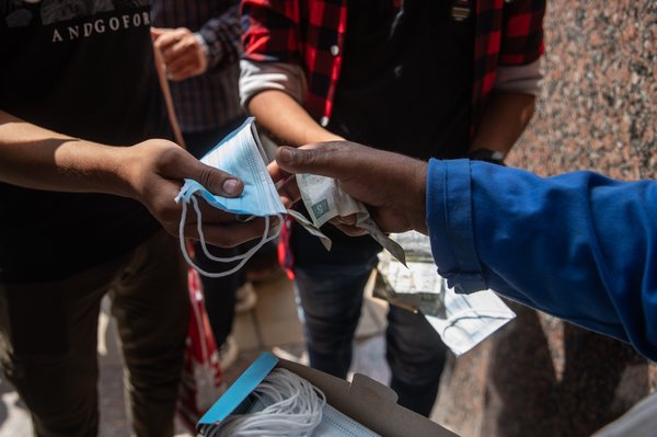 Selling masks at the entrance of Ramses railway station in Cairo. Photo by IMF. CC BY-NC-ND.