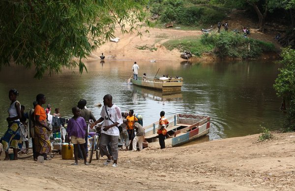 Displaced people crossing the border from Ivory Coast to Liberia_DFID.jpg