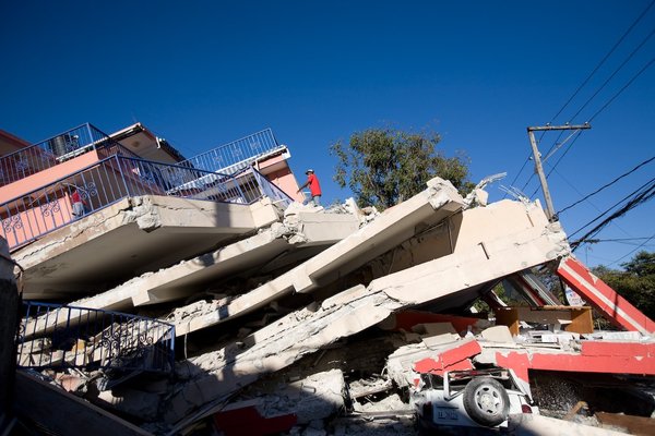 Une maison détruite par le séisme du 12 janvier 2010 en Haïti. Crédit Photo INURED. CC BY-SA.jpg